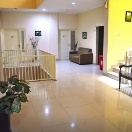 Hotel Reddoorz Near Plaza Araya Malang Blimbing  Esterno foto