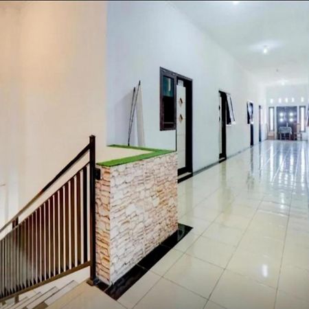 Hotel Reddoorz Near Plaza Araya Malang Blimbing  Esterno foto