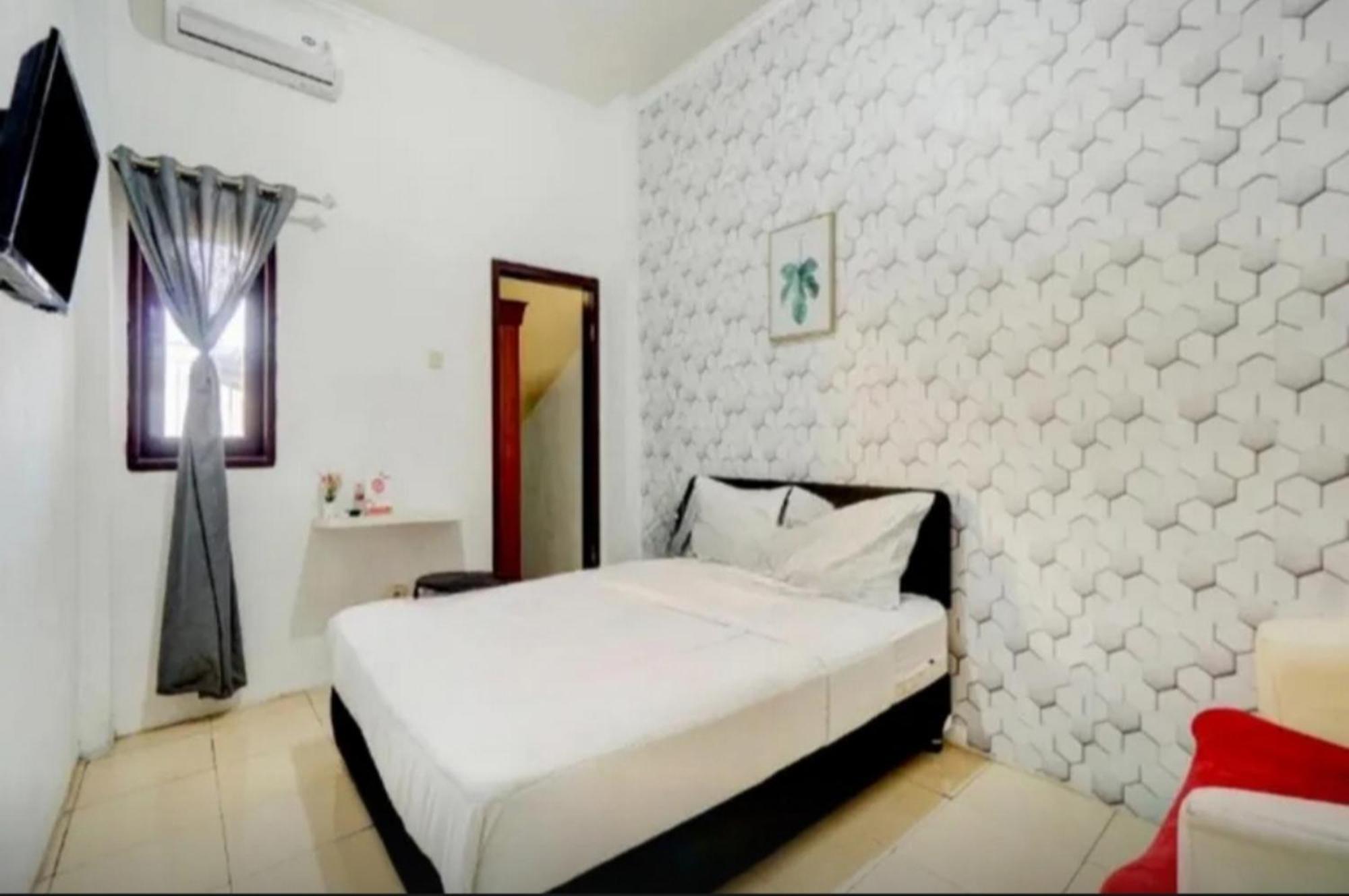 Hotel Reddoorz Near Plaza Araya Malang Blimbing  Esterno foto