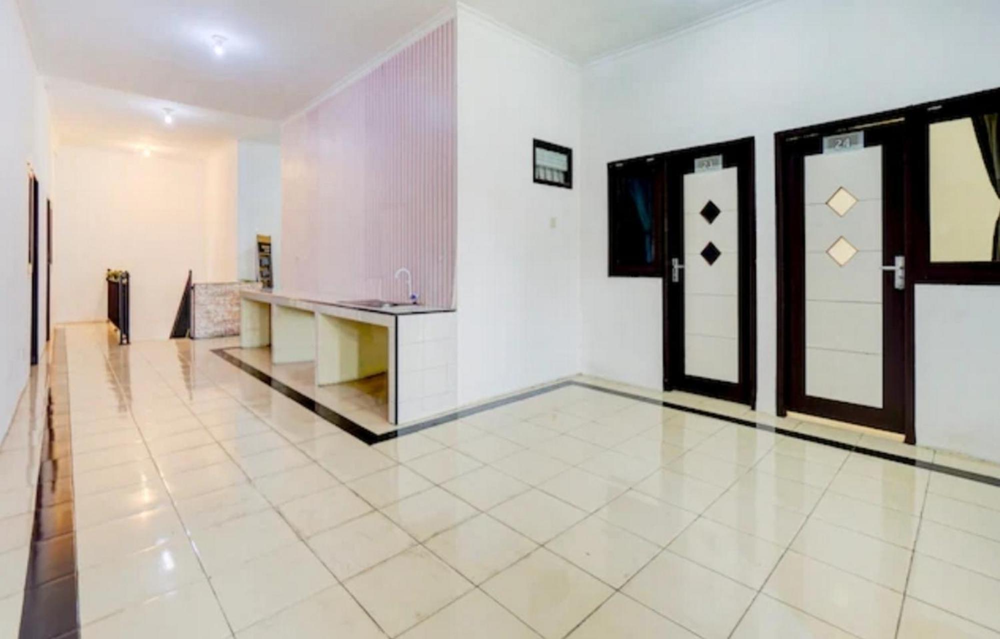 Hotel Reddoorz Near Plaza Araya Malang Blimbing  Esterno foto