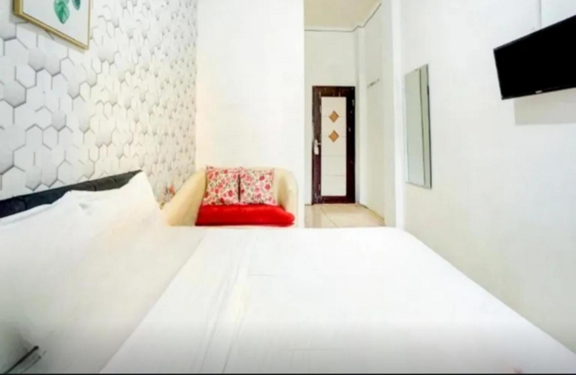 Hotel Reddoorz Near Plaza Araya Malang Blimbing  Esterno foto