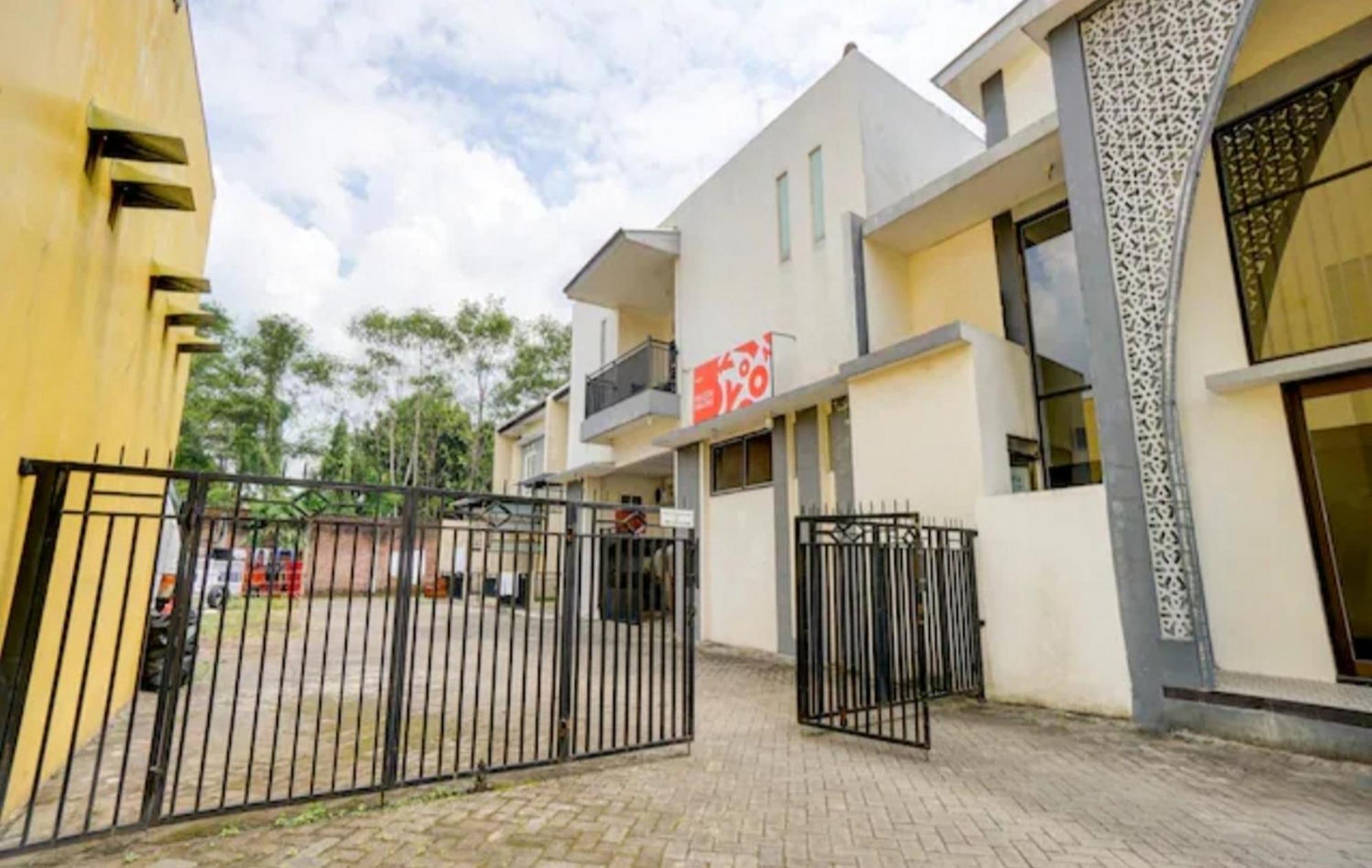 Hotel Reddoorz Near Plaza Araya Malang Blimbing  Esterno foto