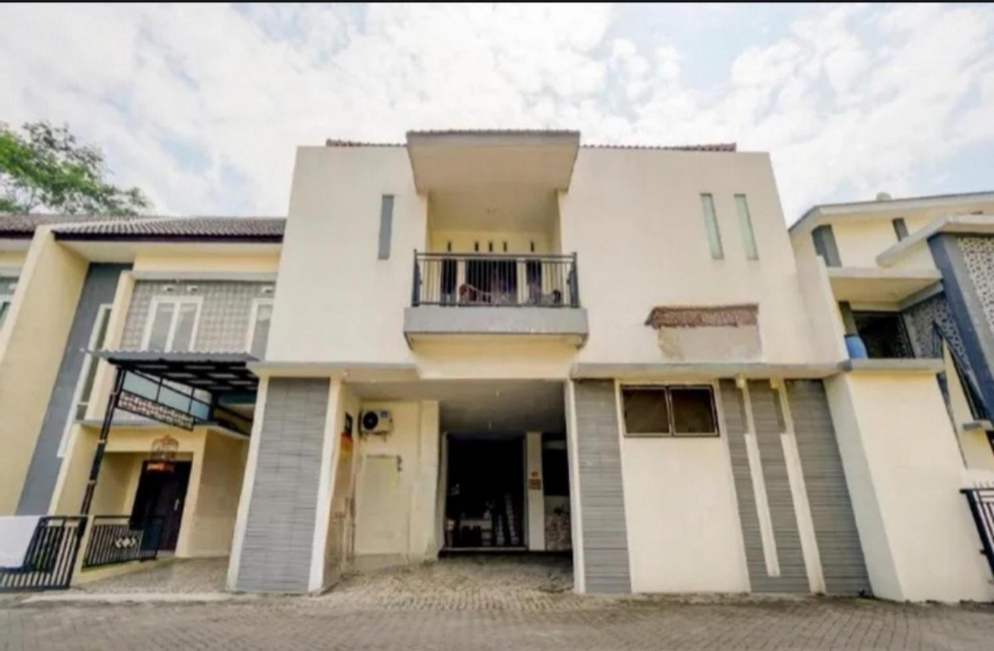 Hotel Reddoorz Near Plaza Araya Malang Blimbing  Esterno foto