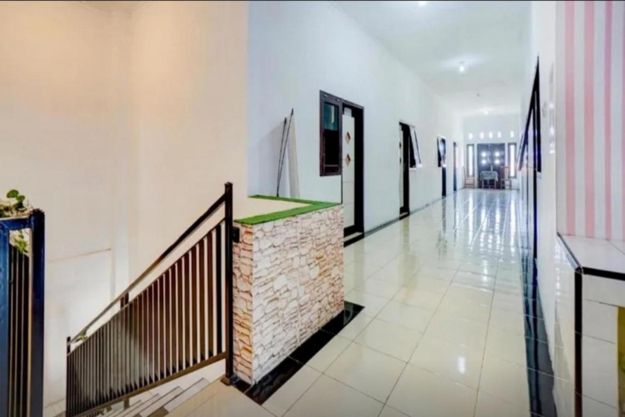 Hotel Reddoorz Near Plaza Araya Malang Blimbing  Esterno foto
