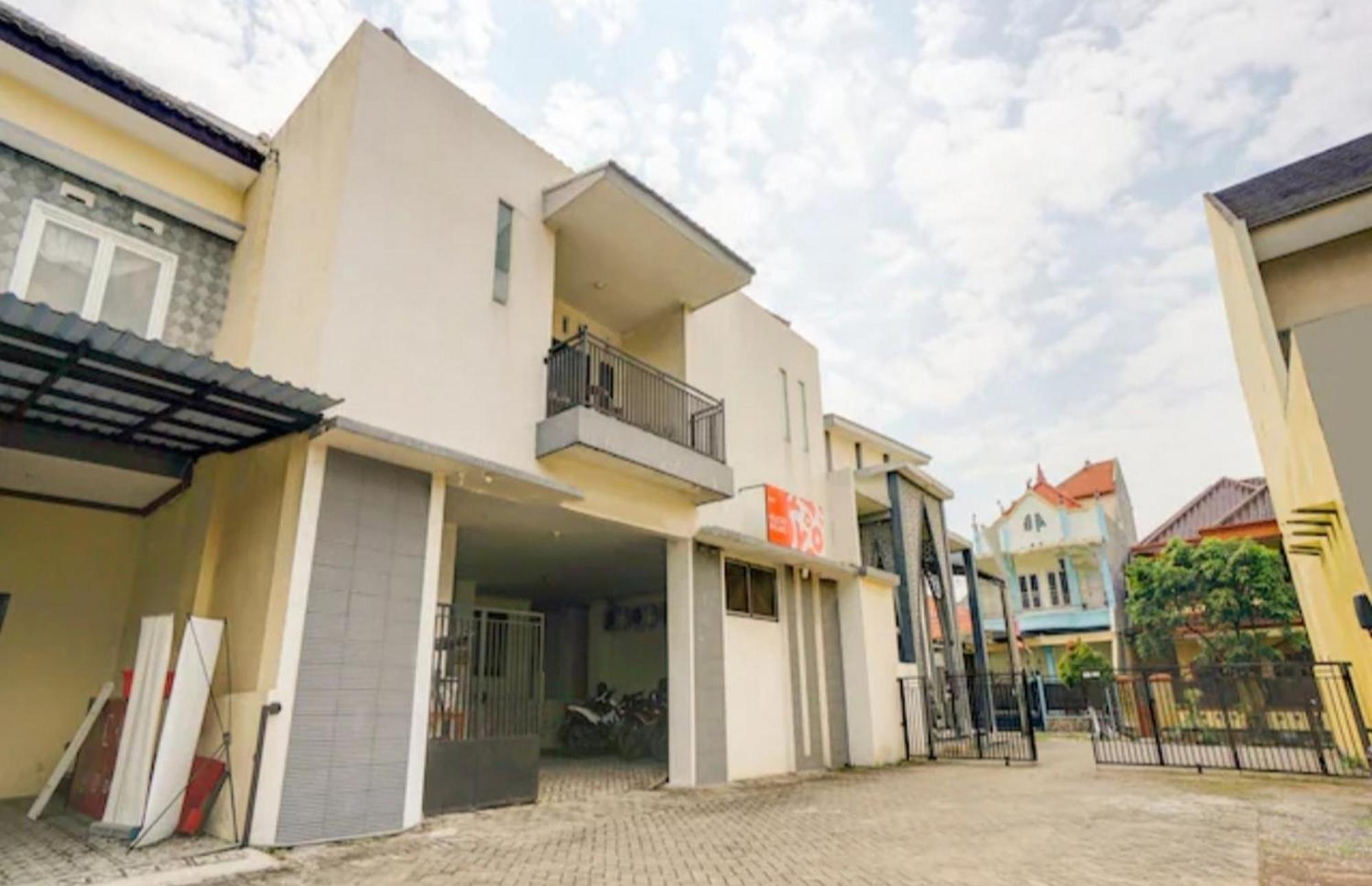 Hotel Reddoorz Near Plaza Araya Malang Blimbing  Esterno foto